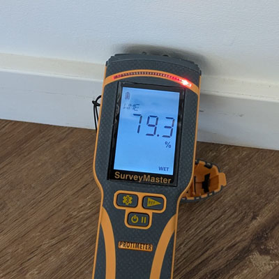 High moisture content (MC) reading on building materials. Tanjun mold inspections inspector performing MC (Moisture Content) testing during a Water Damage assessment.